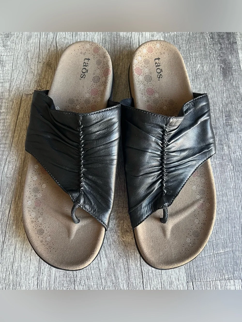 Taos Footwear Black Leather Ruched Toe-Post Sandals